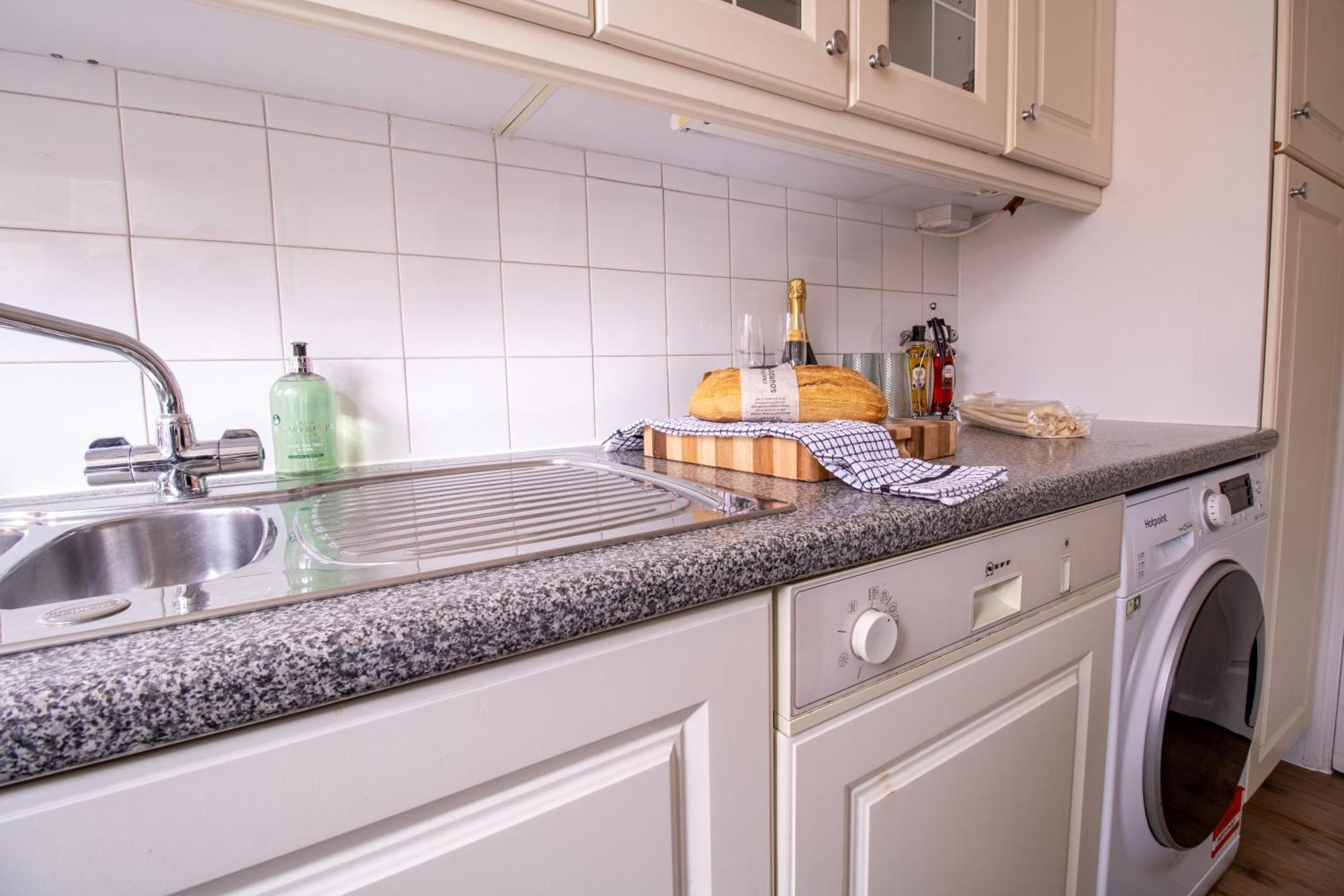 Cosy 2-Bedroom Apartment In Mayfair 8Cb - 4Th Floor No Elevator 런던 외부 사진